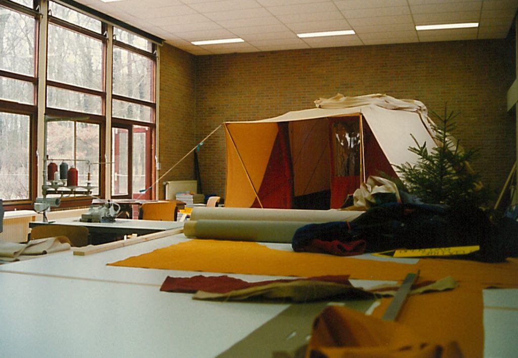 Smitveld in de voormalige Duinrandschool in Bakkum, showroom en productie